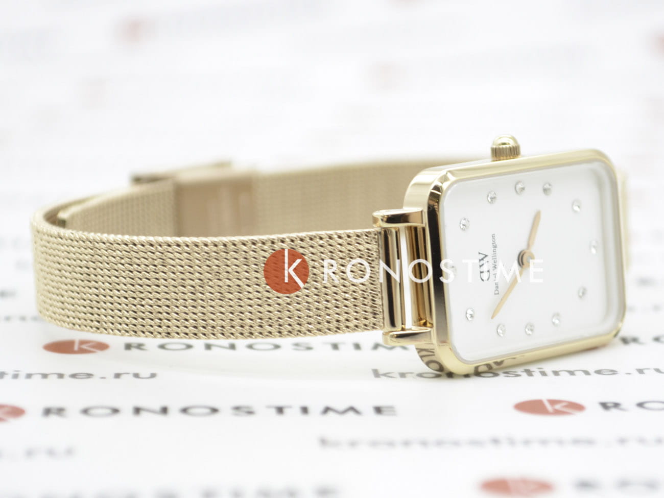 Daniel Wellington DW00100527 женские часы застежка крупным планом