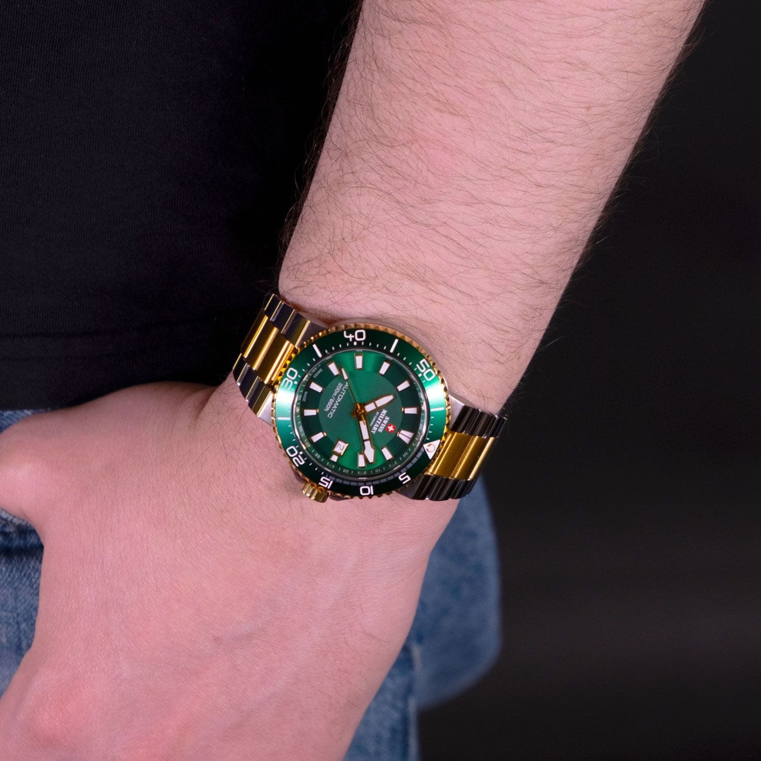 Swiss Military by Chrono Swiss Military by Chrono Automatic Dive SMA34086.04 механические мужские часы часы крупный план зеленый циферблата