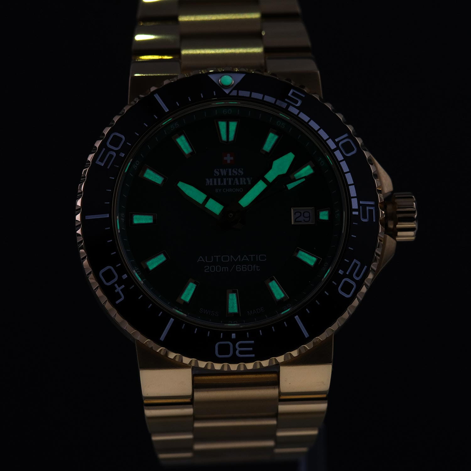 Swiss Military by Chrono Swiss Military by Chrono Automatic Dive SMA34086.06 механические мужские часы часы крупный план зеленый циферблата