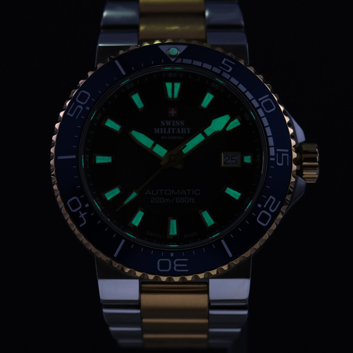 Swiss Military by Chrono Swiss Military by Chrono Automatic Dive SMA34086.08 механические мужские часы часы крупный план черный циферблата