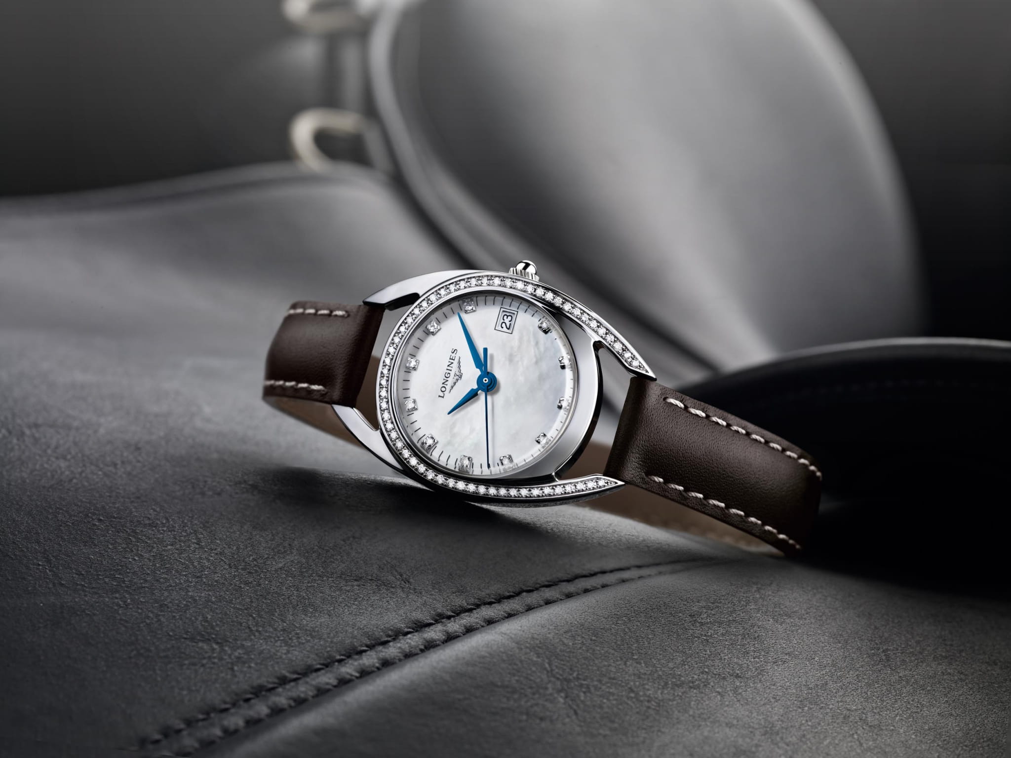 Longines Longines Equestrian Collection L6.137.0.87.2, equestrian швейцария женские часы на браслете кожаный боковой вид